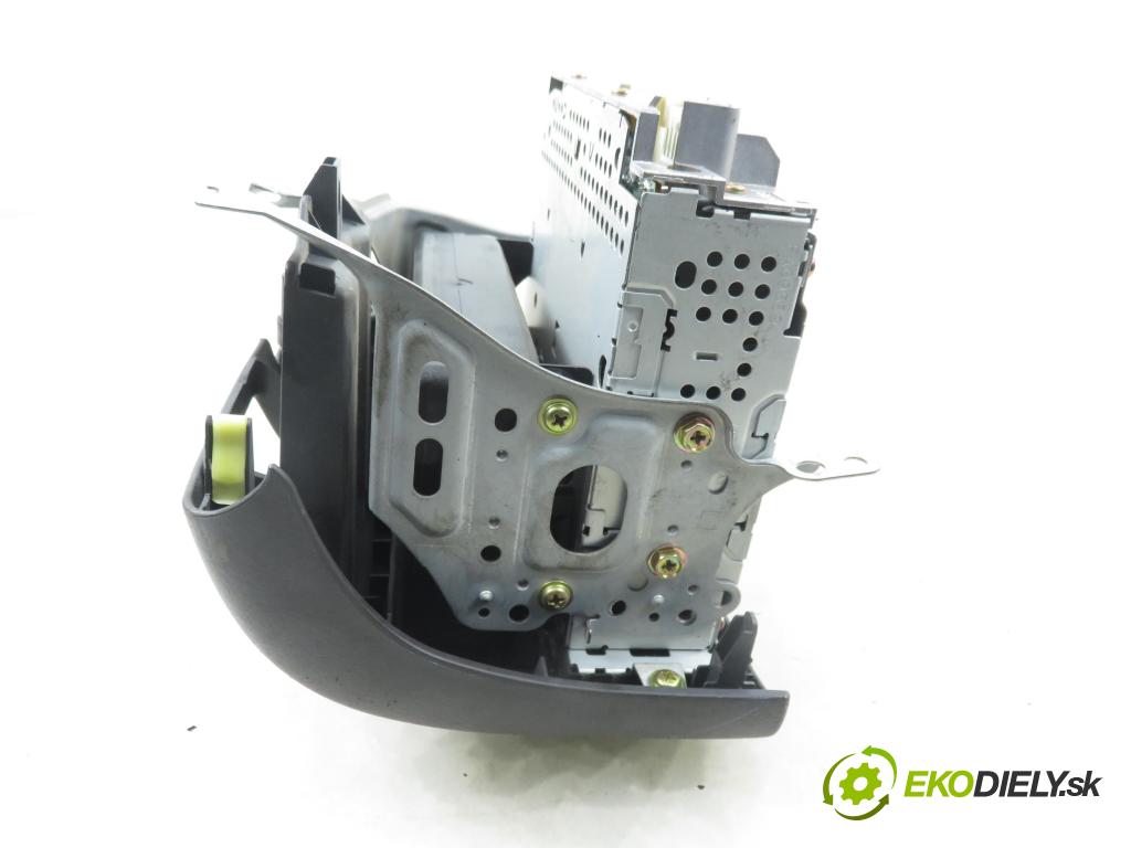 TOYOTA YARIS (_P1_) HB 2003 0,00 1.5 (NCP13_) - 1NZ-FE 1497,00 RADIO CD 8612052030