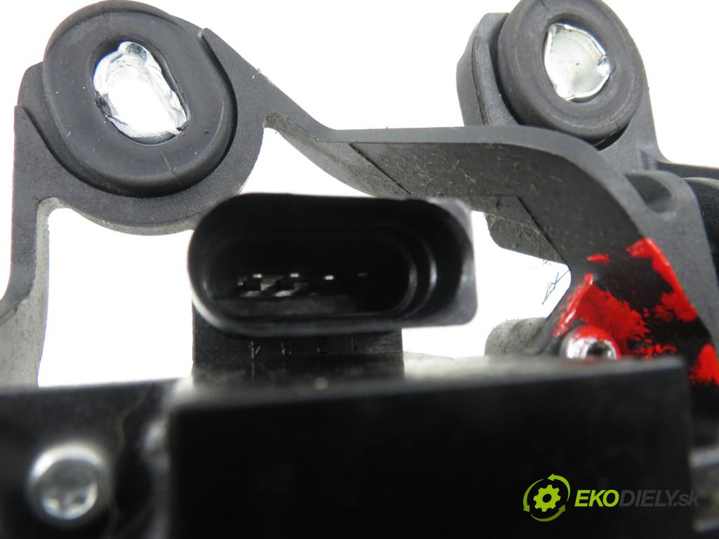 VW GOLF V (1K1) HB 2005 77,00 1.9 TDI - BXE 1896,00 Motorček stierače zadné 0390201800