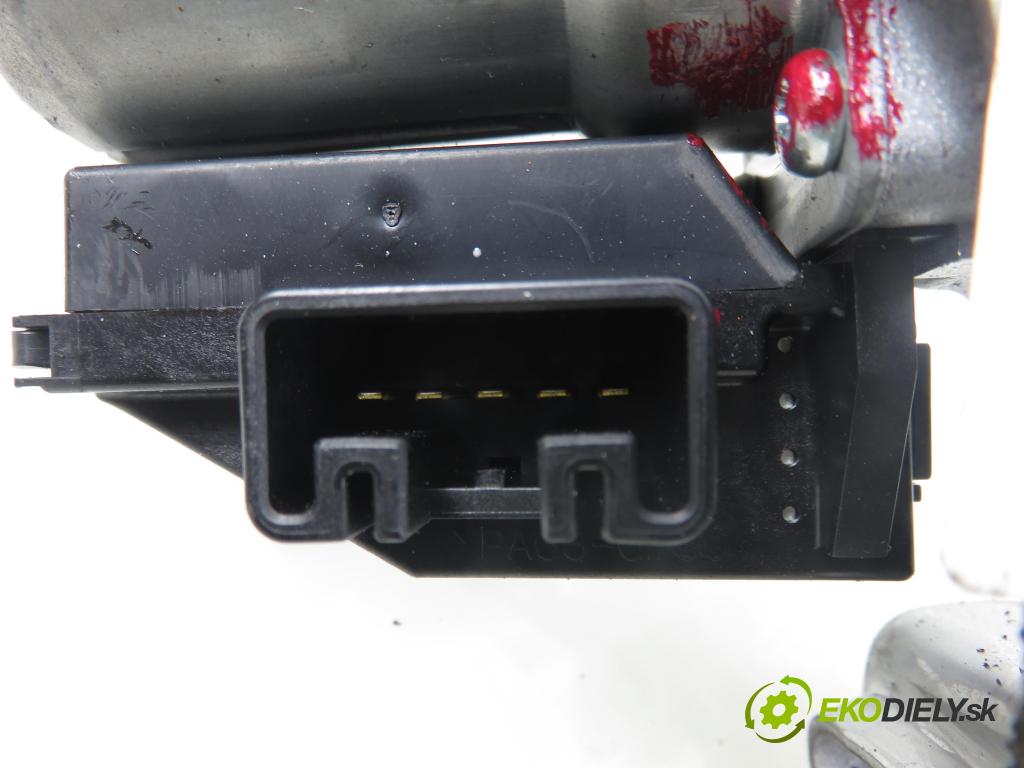 TOYOTA AURIS TOURING SPORTS (_E18_) KOMBI 2014 91,00 2.0 D-4D 124 (ADE186_) - 1AD-FTV 1998,00 motorek stěrače ZADNÍ: 8513002050 ; 2596002501