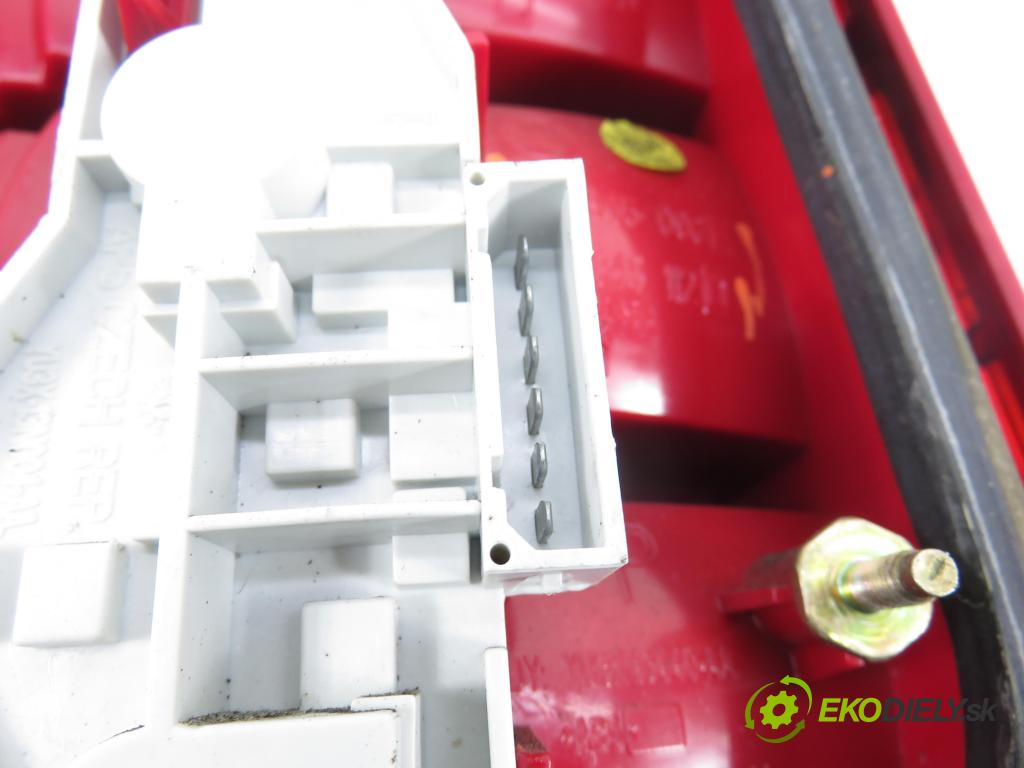 SKODA FABIA I SEDAN (6Y3) SEDAN 2005 47,00 1.2 12V 64 - BME 1198,00 světlo pravé zadní 6Y9945096E ; 6Y9945112D