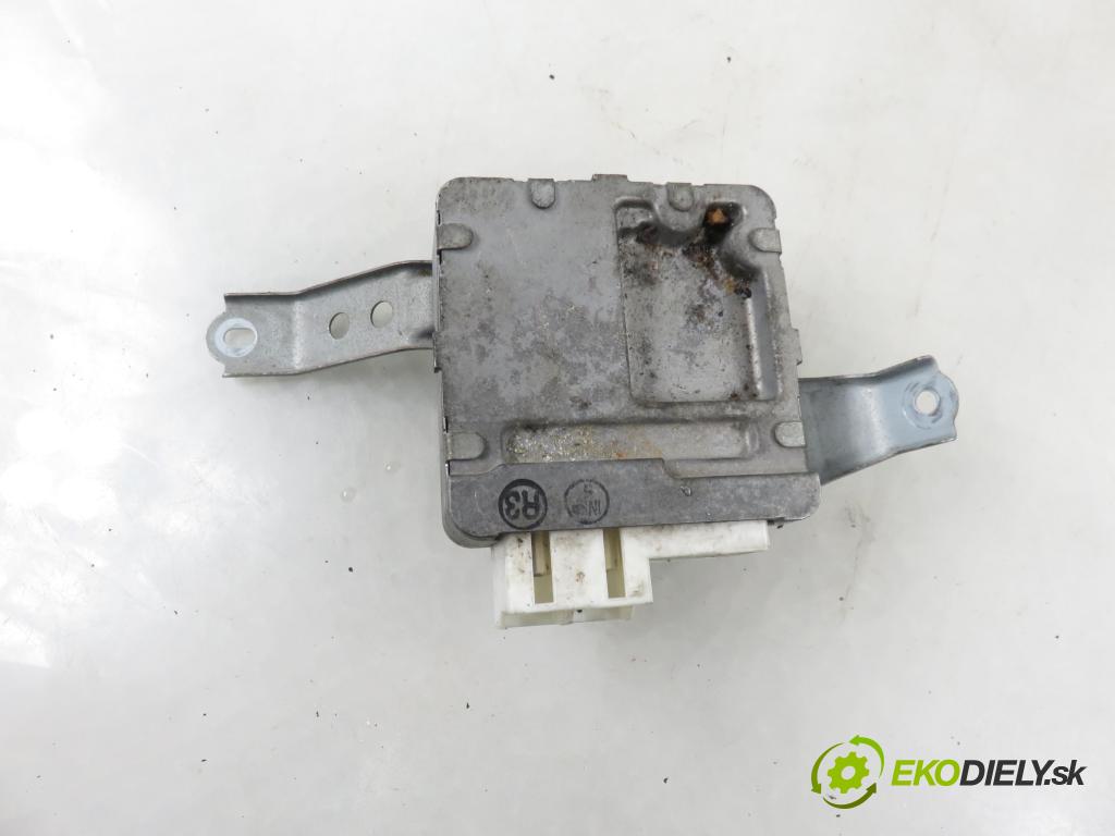 TOYOTA YARIS (_P1_) HB 2004 50,00 1.0 VVT- i 68 - 1SZ-FE 998,00 SLOUPEC / PODPORA elektrický 6900000472 ; 452000D031 ; 896500D030
