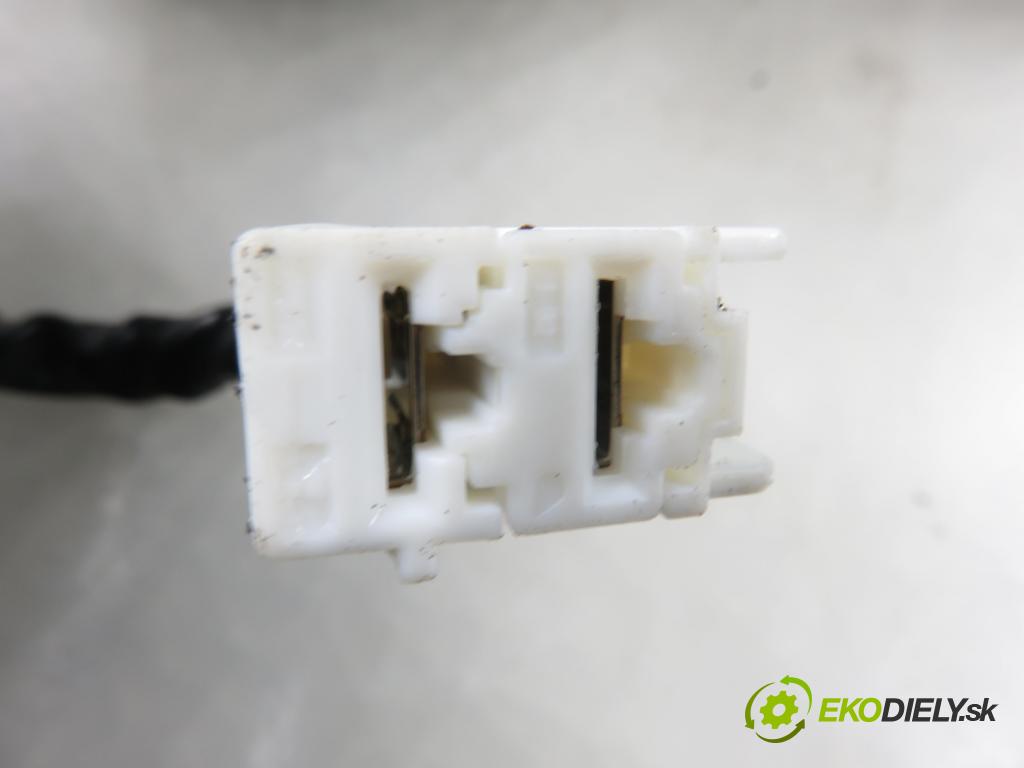 TOYOTA YARIS (_P1_) HB 2004 50,00 1.0 VVT- i 68 - 1SZ-FE 998,00 SLOUPEC / PODPORA elektrický 6900000472 ; 452000D031 ; 896500D030