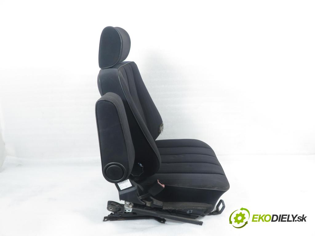 MERCEDES-BENZ Sedan (W124) SEDAN 1988 53,00 200 D (124.120) 72 - OM 601.912 1997,00 Sedadlo šoféri