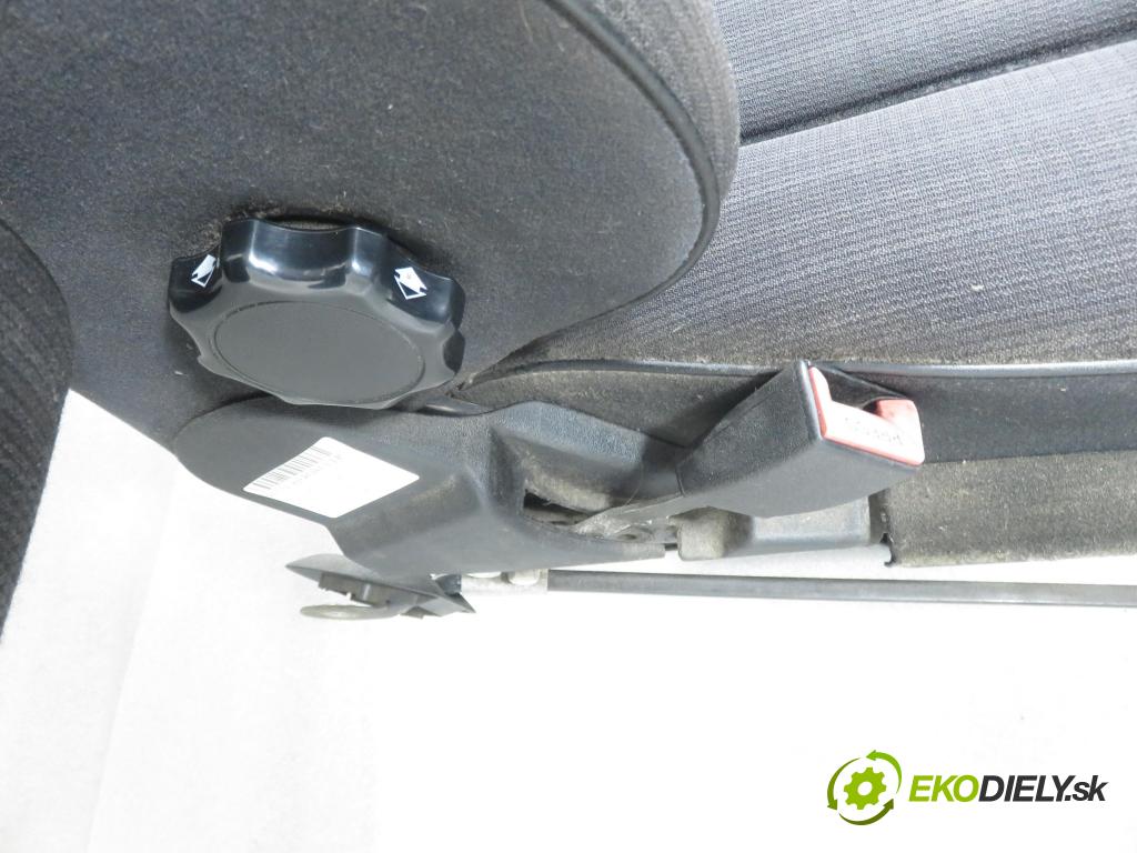 MERCEDES-BENZ Sedan (W124) SEDAN 1988 53,00 200 D (124.120) 72 - OM 601.912 1997,00 Sedadlo šoféri