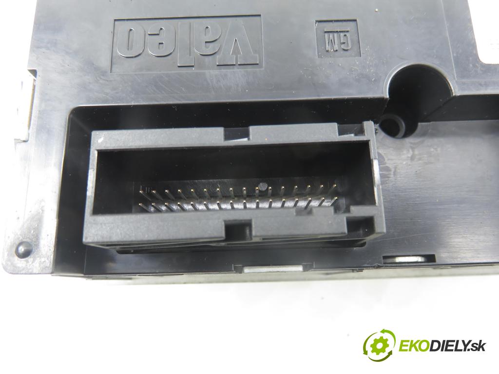 OPEL VECTRA C (Z02) KOMBI 2004 110,00 1.9 CDTI - Z 19 DTH 1910,00 Panel kúrenia KLIMATIZACE: 13138198