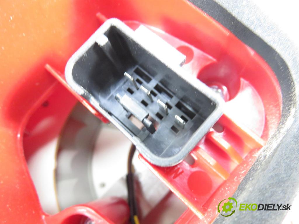 VW PASSAT B6 Variant (3C5) KOMBI 2006 103,00 2.0 TDI PD 8V 140 - BMP 1968,00 Svetlo pravé zadné 3C9945096