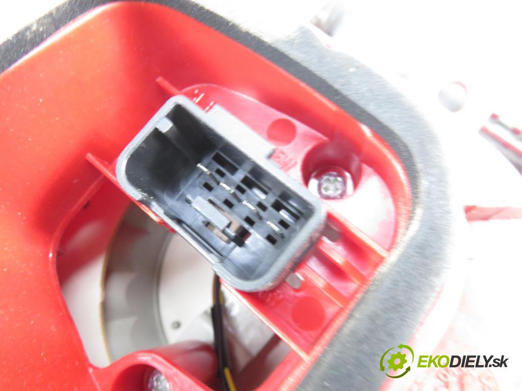 VW PASSAT B6 Variant (3C5) KOMBI 2006 103,00 2.0 TDI PD 8V 140 - BMP 1968,00 Svetlo pravé zadné 3C9945096