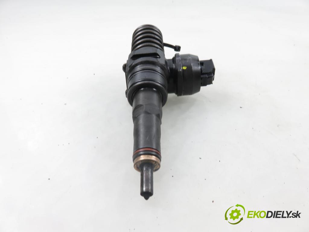 VW GOLF IV (1J1) HB 2002 74,00 1.9 TDI PD 101 - ATD 1896,00 Vstrekovač 038130073AJ ; 0414720037 (Vstrekovač paliva)