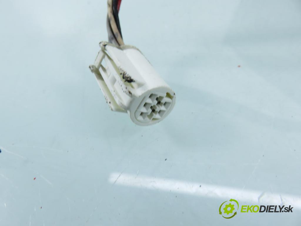 TOYOTA YARIS (_P9_) HB 2006 51,00 1.0 VVT-i (KSP90_) - 1KR-FE 998,00 zpětné zrcátko LE