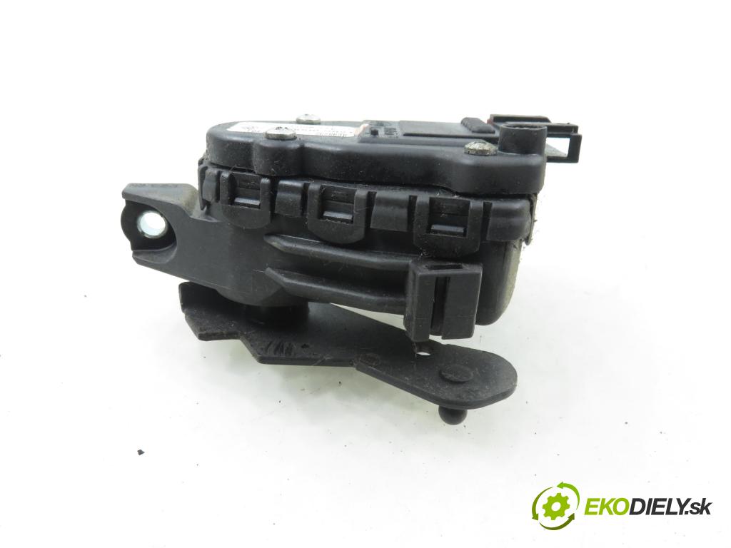 RENAULT CLIO II (BB_, CB_) HB 2003 72,00 1.4 16V (B/CB0P) - K4J 710 1390,00 Potenciometer plynu 8200089851 ; 6PV00811924 (Potenciometer plynového pedálu)