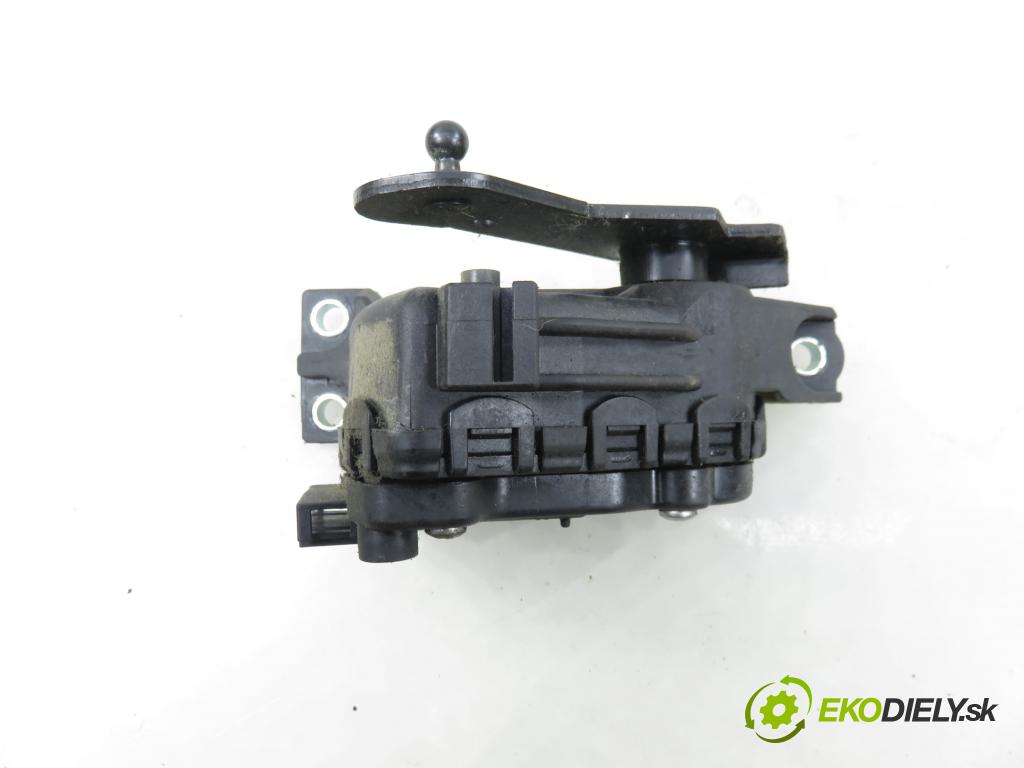 RENAULT CLIO II (BB_, CB_) HB 2003 72,00 1.4 16V (B/CB0P) - K4J 710 1390,00 Potenciometer plynu 8200089851 ; 6PV00811924 (Potenciometer plynového pedálu)