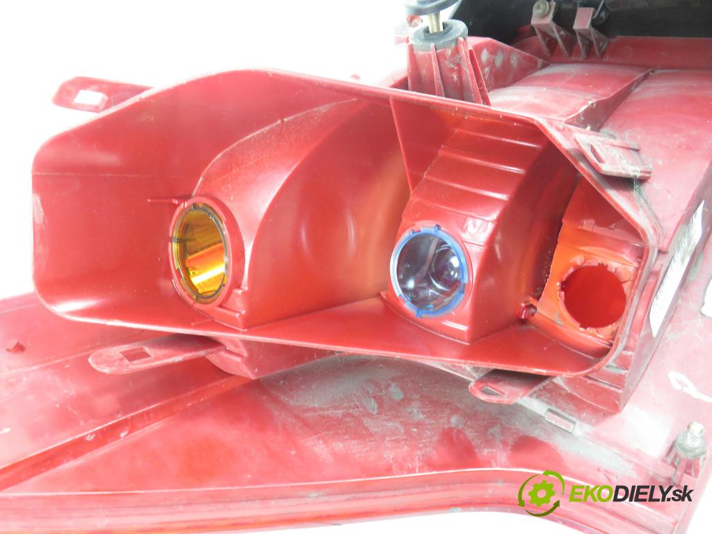 PEUGEOT 407 SW (6E_) KOMBI 2004 100,00 2.0 HDi 135 - RHR 1997,00 Svetlo pravé zadné