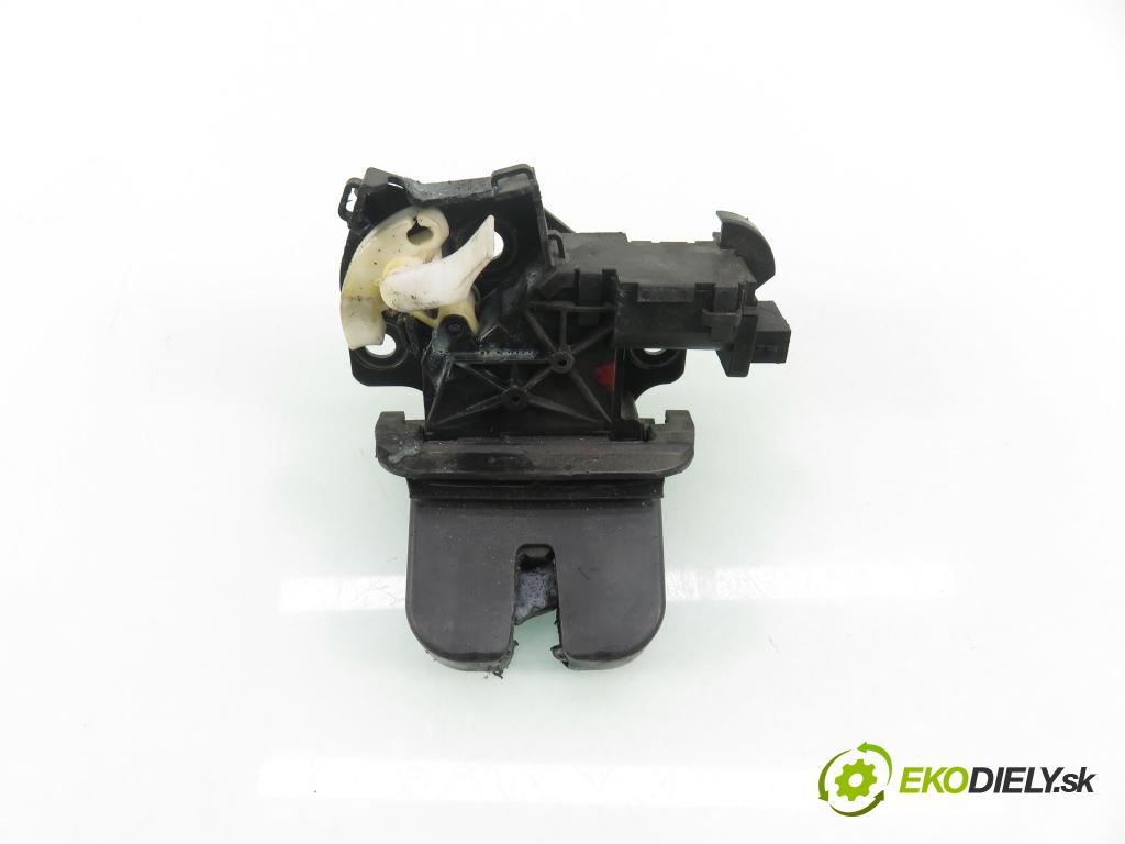 AUDI Q7 (4L) SUV 2007 171,00 3.0 TDI quattro - BUG 2967,00 zámok dveří kufr EL. 8P4827505C