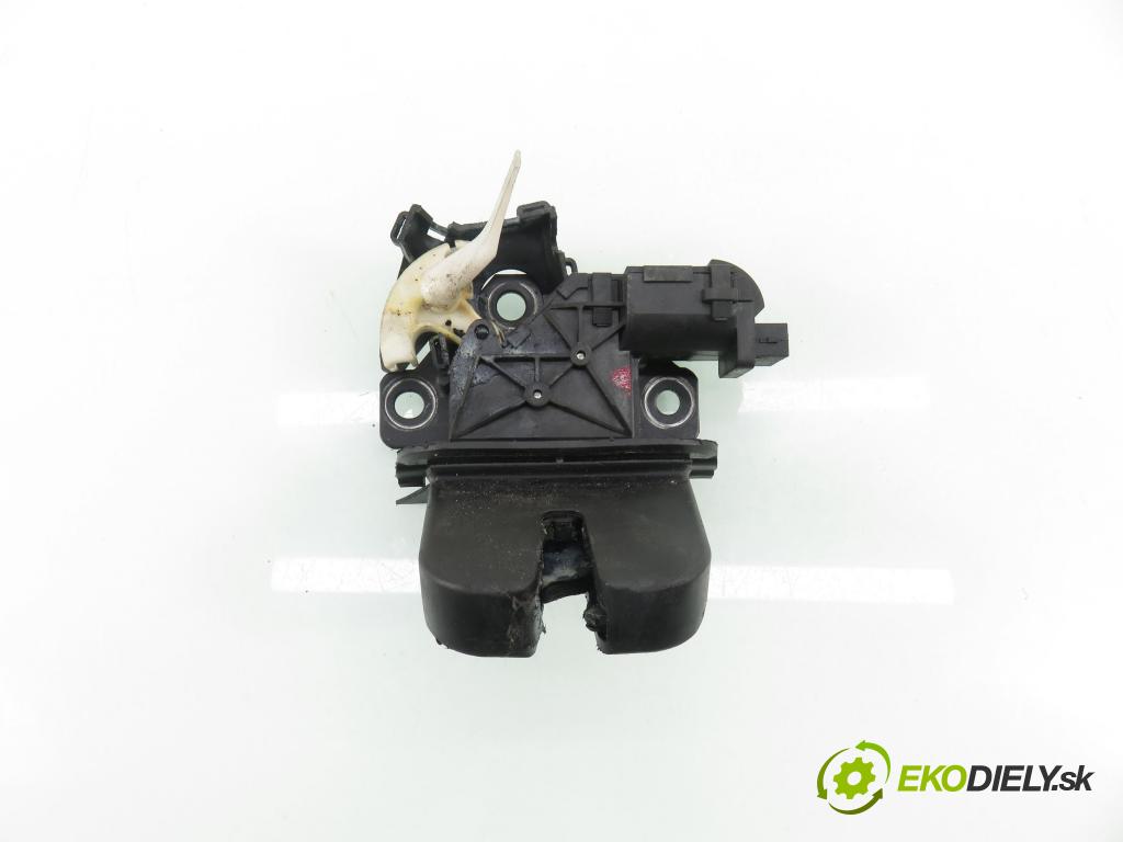 AUDI Q7 (4L) SUV 2007 171,00 3.0 TDI quattro - BUG 2967,00 zámok dverí kufor EL. 8P4827505C