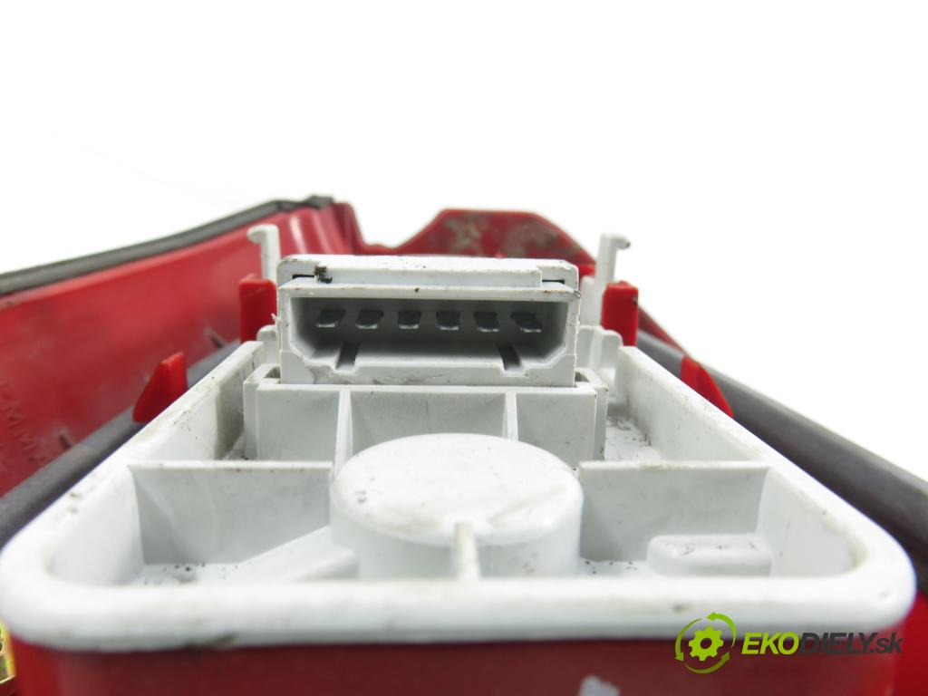 AUDI A4 Avant (8D5, B5) KOMBI 1996 92,00 1.8 - ADR 1781,00 Svetlo pravé zadné 8D9945096