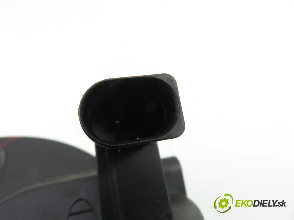 VW GOLF V (1K1) HB 2005 77,00 1.9 TDI PD 105 - BKC 1896,00 Kľučka dverí kufor 1K0827469E