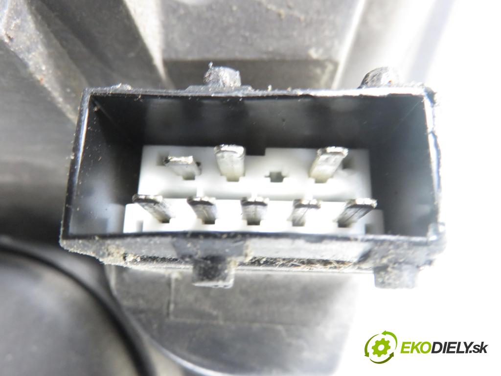 PEUGEOT 307 SW (3H) KOMBI 2006 80,00 1.6 HDI 110 - 9HZ (DV6TED4) 1560,00 světlo LP 9681834880