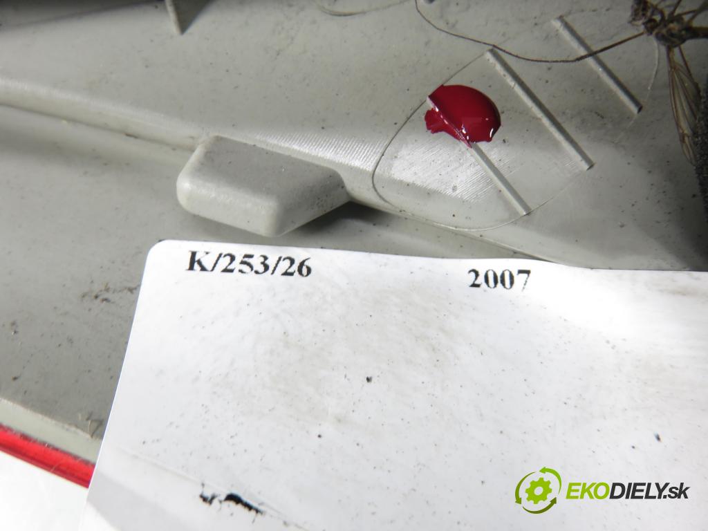 RENAULT MEGANE II Kombi (KM0/1_) KOMBI 2007 96,00 1.9 dCi 131 - F9Q 804 1870,00 světlo pravé zadní 8200417351