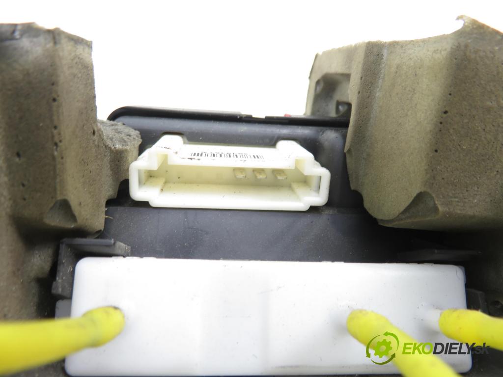 MERCEDES-BENZ KLASA A (W168) HB 2000 75,00 1.6 102 A 160 M 166.960 1598,00 motorek zámku centrálního 1688000248