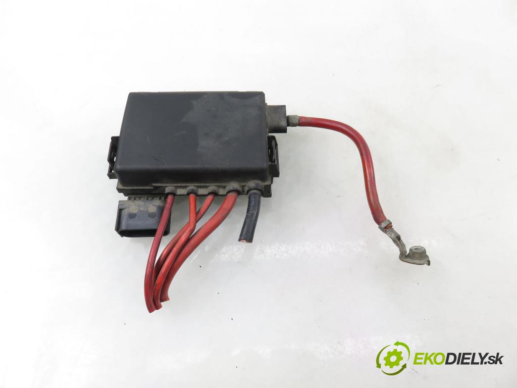 SKODA OCTAVIA I (1U2) LIFTBACK 2002 81,00 1.9 TDI - AHF 1896,00 skříňka POJISTKY: na AKUMULATOR: 1J0937550AB