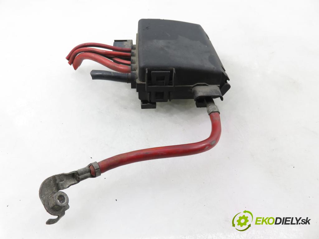 SKODA OCTAVIA I (1U2) LIFTBACK 2002 81,00 1.9 TDI - AHF 1896,00 skříňka POJISTKY: na AKUMULATOR: 1J0937550AB