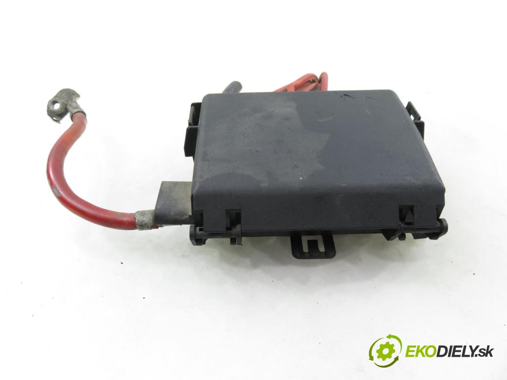 SKODA OCTAVIA I (1U2) LIFTBACK 2002 81,00 1.9 TDI - AHF 1896,00 skříňka POJISTKY: na AKUMULATOR: 1J0937550AB