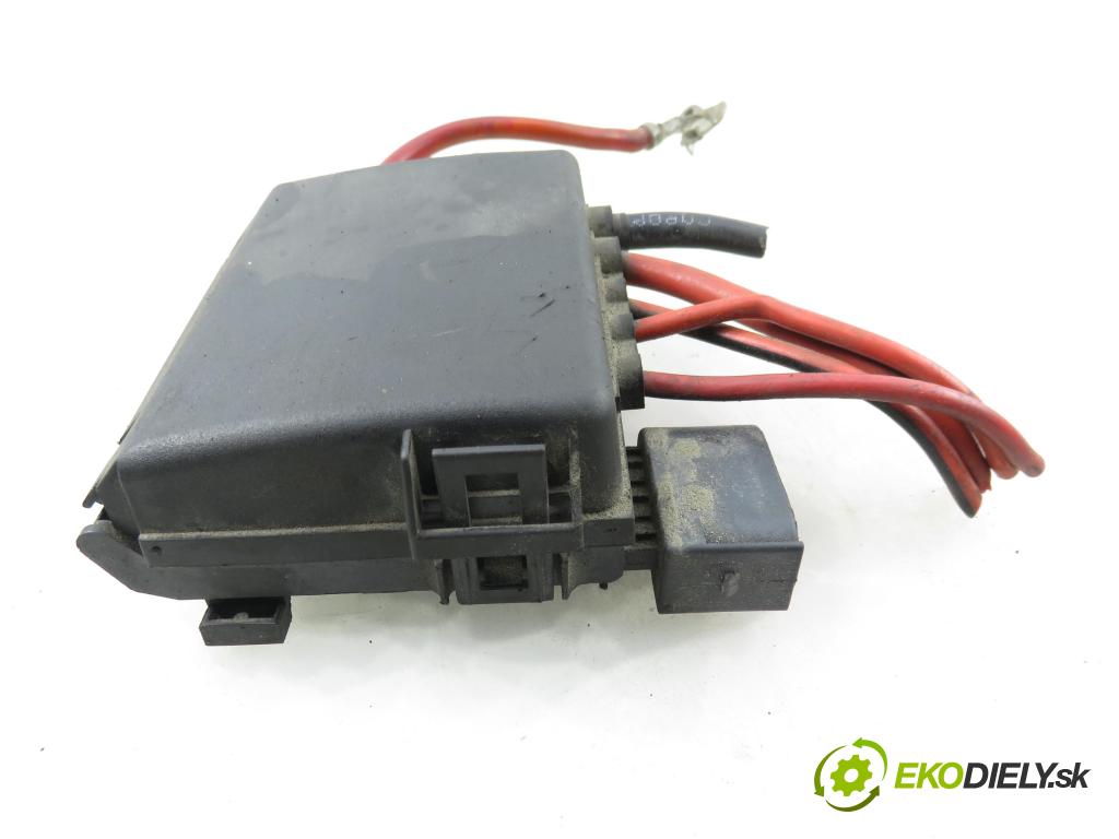 SKODA OCTAVIA I (1U2) LIFTBACK 2002 81,00 1.9 TDI - AHF 1896,00 skříňka POJISTKY: na AKUMULATOR: 1J0937550AB