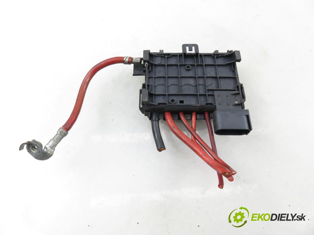 SKODA OCTAVIA I (1U2) LIFTBACK 2002 81,00 1.9 TDI - AHF 1896,00 skříňka POJISTKY: na AKUMULATOR: 1J0937550AB