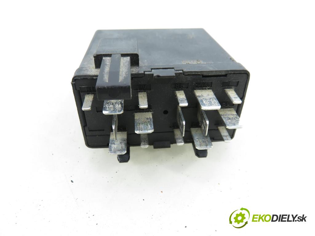 VW TRANSPORTER IV Skrzynia (70XA) FURGON 1996 50,00 1.9 TD 68 - ABL 1896,00 skříňka POJISTKY: