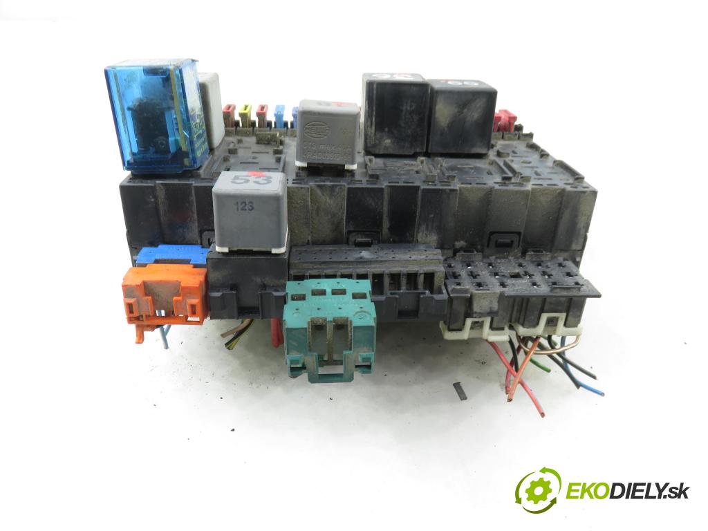 VW TRANSPORTER IV Skrzynia (70XA) FURGON 1996 50,00 1.9 TD 68 - ABL 1896,00 skříňka POJISTKY: