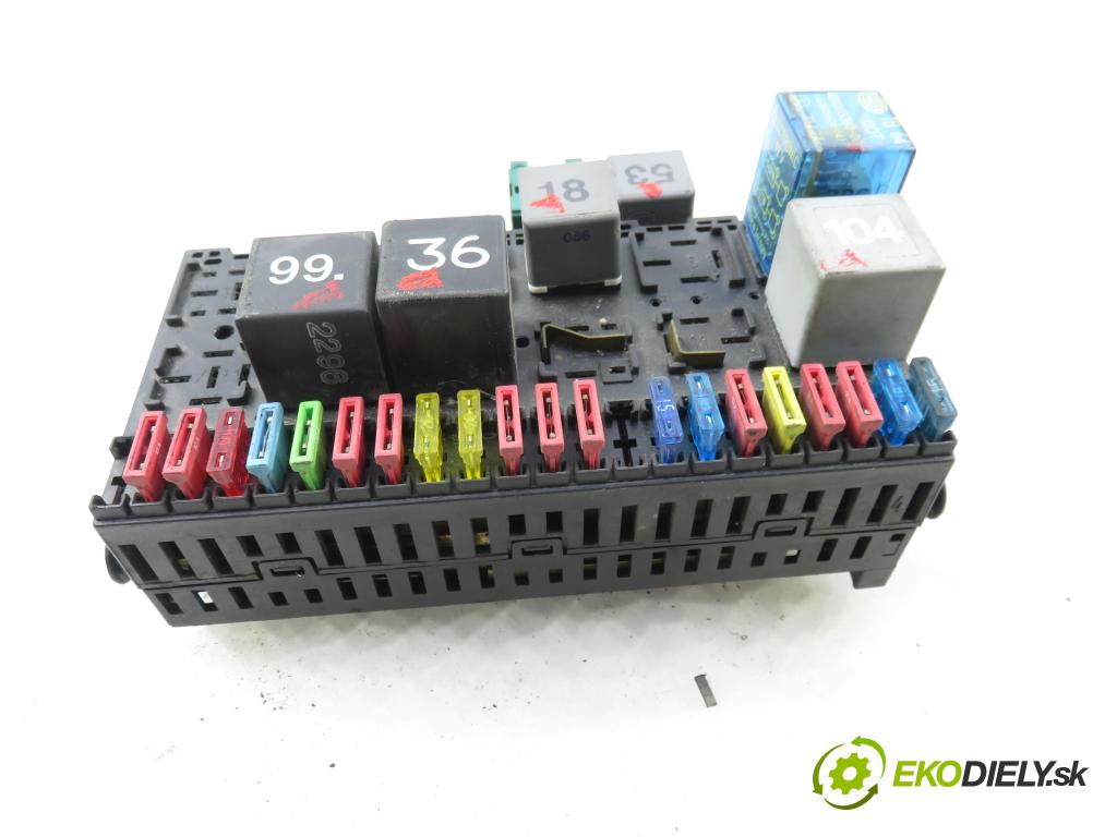 VW TRANSPORTER IV Skrzynia (70XA) FURGON 1996 50,00 1.9 TD 68 - ABL 1896,00 skříňka POJISTKY: