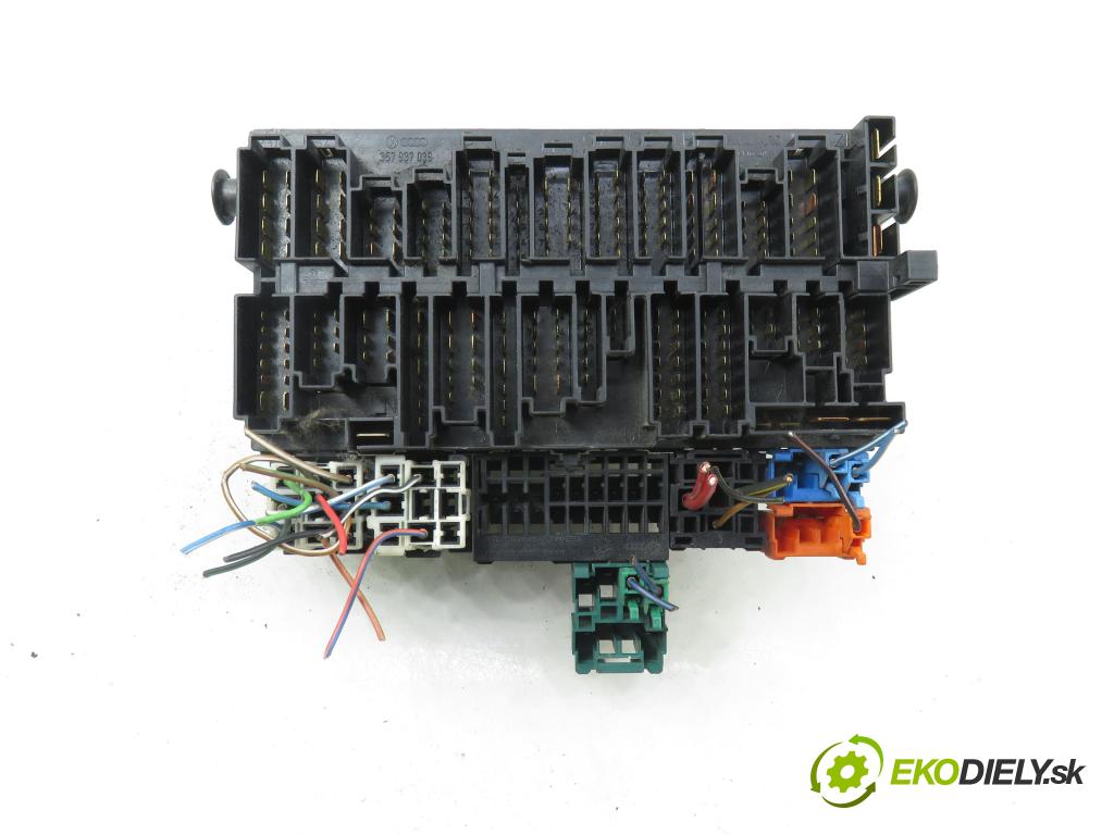 VW TRANSPORTER IV Skrzynia (70XA) FURGON 1996 50,00 1.9 TD 68 - ABL 1896,00 skříňka POJISTKY: