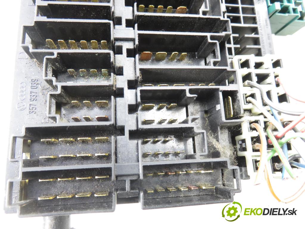 VW TRANSPORTER IV Skrzynia (70XA) FURGON 1996 50,00 1.9 TD 68 - ABL 1896,00 skříňka POJISTKY: