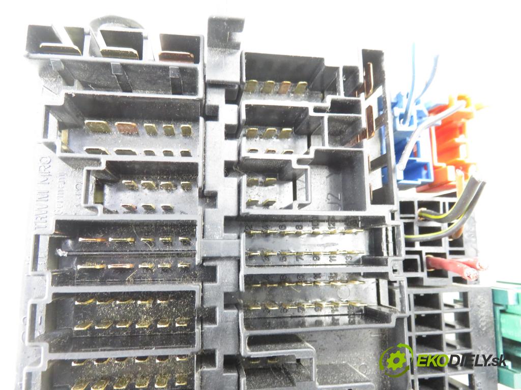 VW TRANSPORTER IV Skrzynia (70XA) FURGON 1996 50,00 1.9 TD 68 - ABL 1896,00 skříňka POJISTKY: