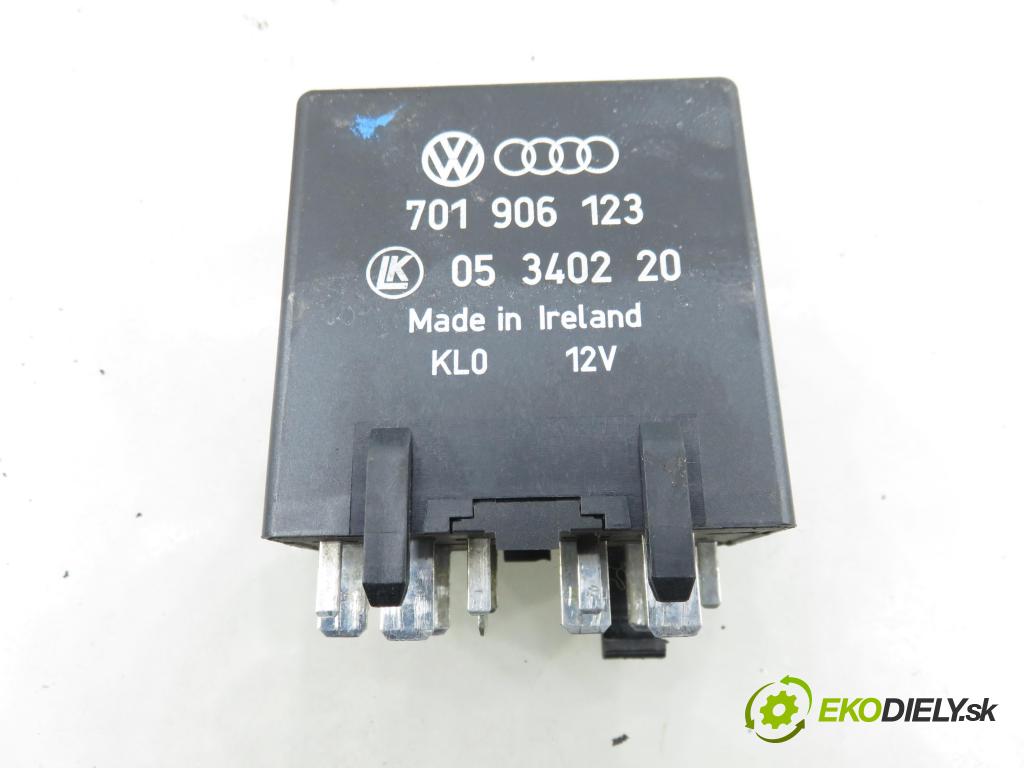 VW TRANSPORTER IV Skrzynia (70XA) FURGON 1996 50,00 1.9 TD 68 - ABL 1896,00 skříňka POJISTKY: