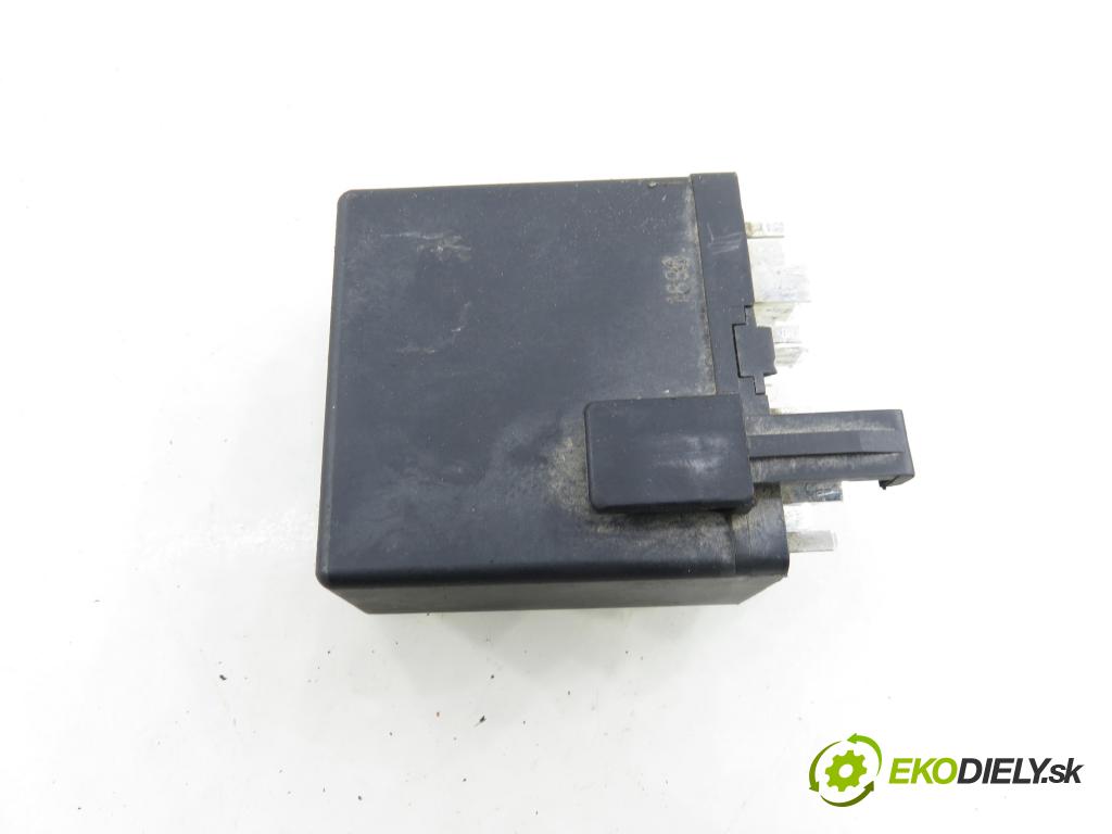 VW TRANSPORTER IV Skrzynia (70XA) FURGON 1996 50,00 1.9 TD 68 - ABL 1896,00 skříňka POJISTKY: