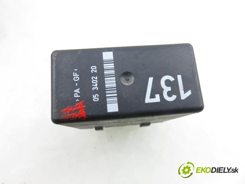 VW TRANSPORTER IV Skrzynia (70XA) FURGON 1996 50,00 1.9 TD 68 - ABL 1896,00 skříňka POJISTKY: