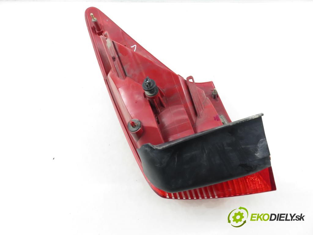 PEUGEOT 407 SW (6E_) KOMBI 2004 100,00 2.0 HDi 135 - RHR 1997,00 světlo levé zadní