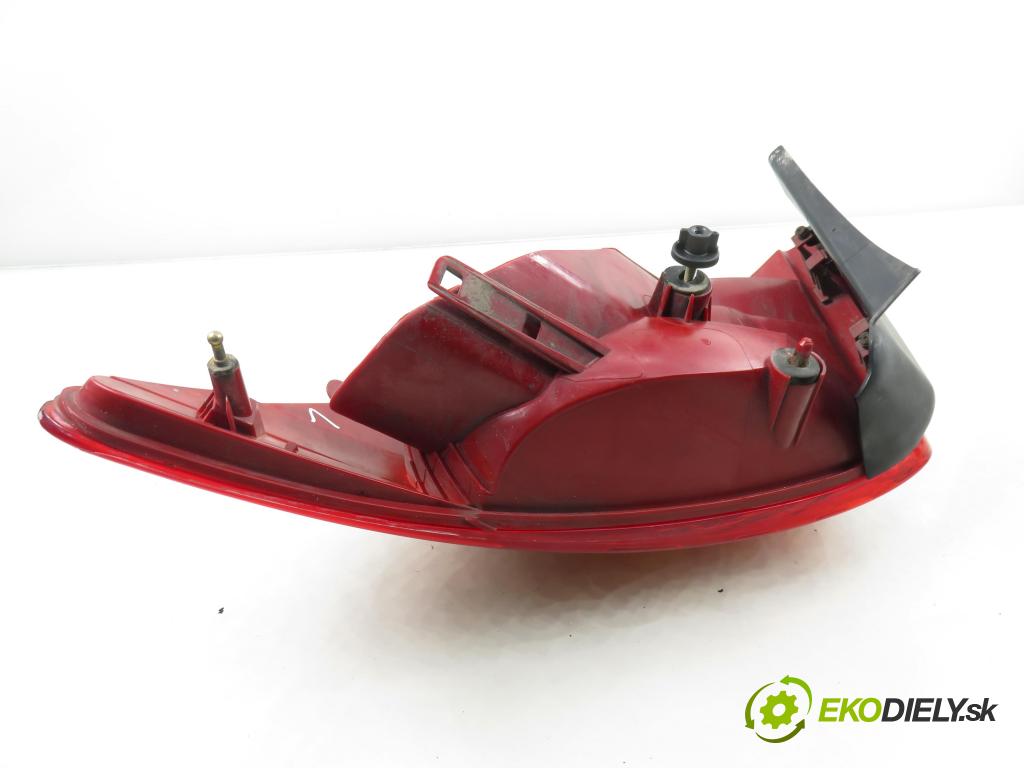 PEUGEOT 407 SW (6E_) KOMBI 2004 100,00 2.0 HDi 135 - RHR 1997,00 světlo levé zadní