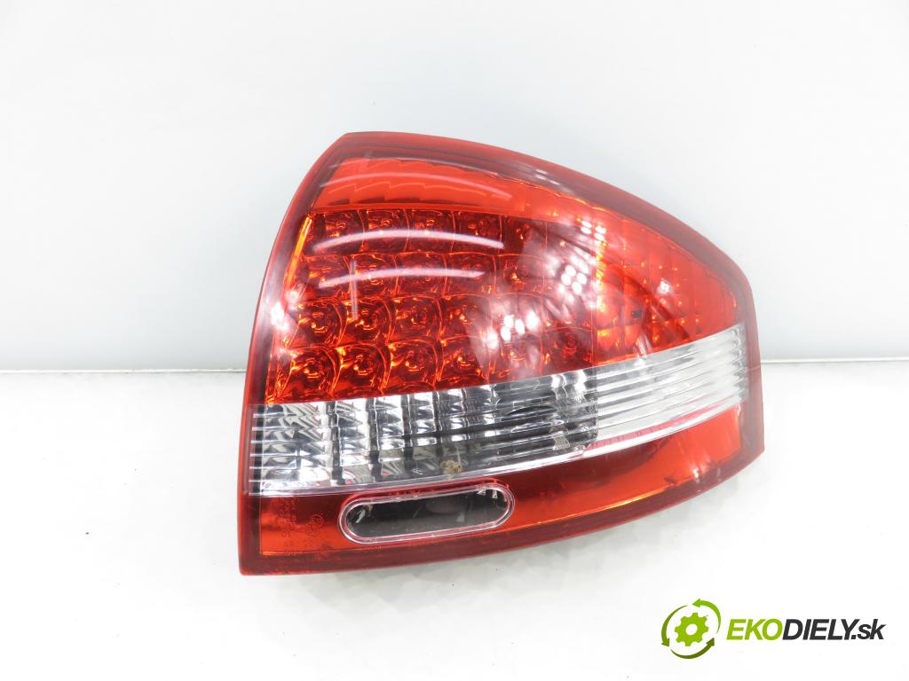 AUDI A6 (4B2, C5) SEDAN 1998 110,00 2.5 TDI - AFB 2496,00 Svetlo pravé zadné