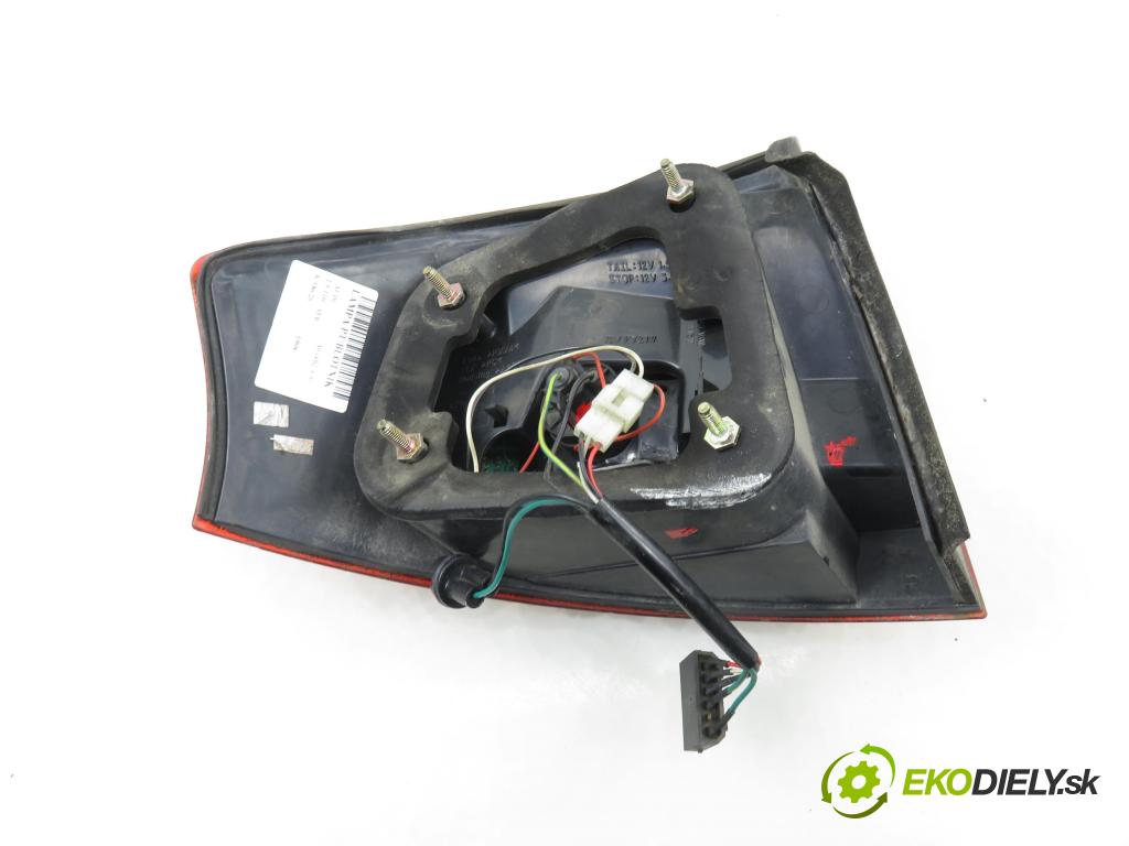 AUDI A6 (4B2, C5) SEDAN 1998 110,00 2.5 TDI - AFB 2496,00 Svetlo pravé zadné