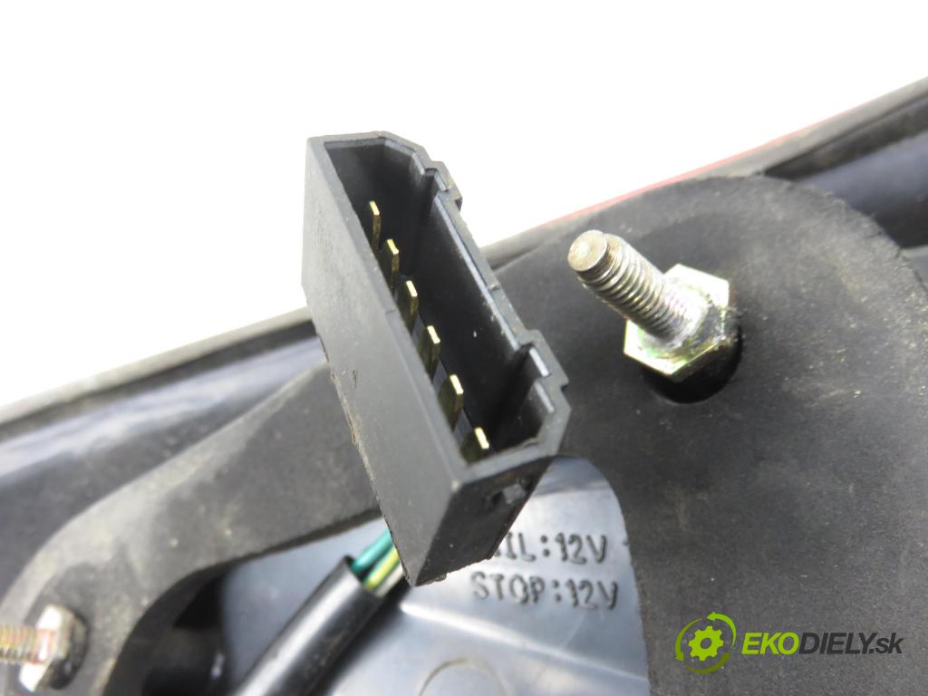 AUDI A6 (4B2, C5) SEDAN 1998 110,00 2.5 TDI - AFB 2496,00 Svetlo pravé zadné