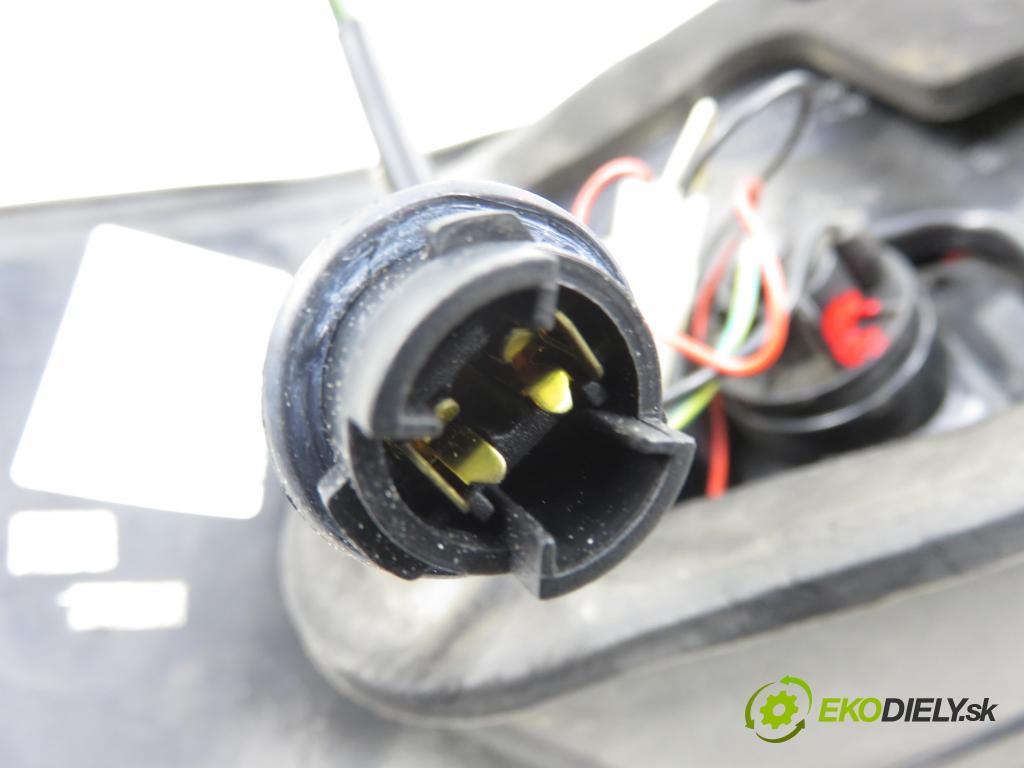 AUDI A6 (4B2, C5) SEDAN 1998 110,00 2.5 TDI - AFB 2496,00 Svetlo pravé zadné