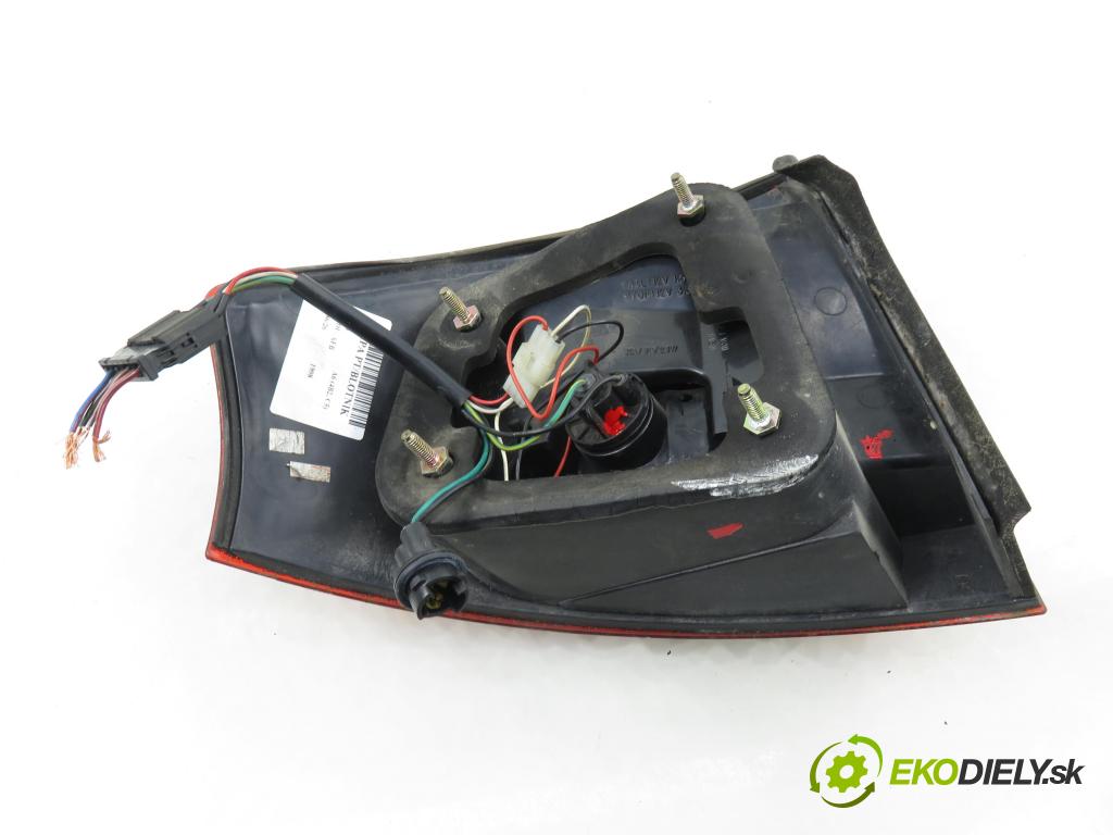 AUDI A6 (4B2, C5) SEDAN 1998 110,00 2.5 TDI - AFB 2496,00 Svetlo pravé zadné