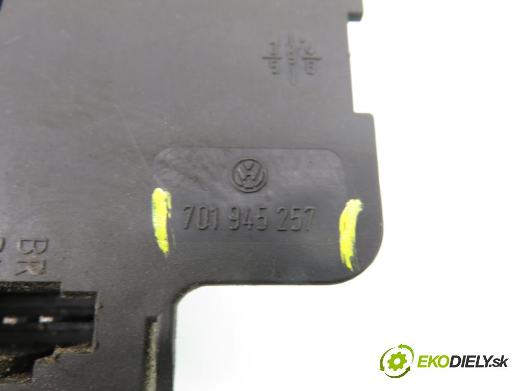 VW TRANSPORTER IV Skrzynia (70XA) FURGON 1996 50,00 1.9 TD 68 - ABL 1896,00 vložka svetla ľavy zadné 701945257