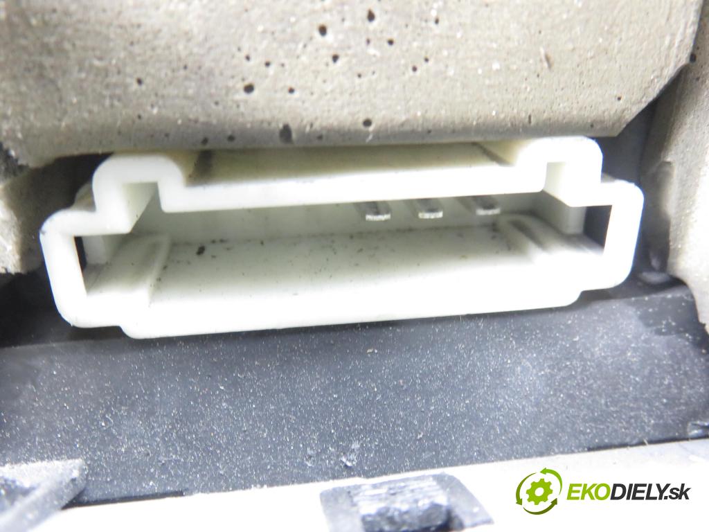 MERCEDES-BENZ KLASA A (W168) HB 1999 60,00 1.4 A 140 82 - M 166.940 1397,00 motorek zámku centrálního 1688000148