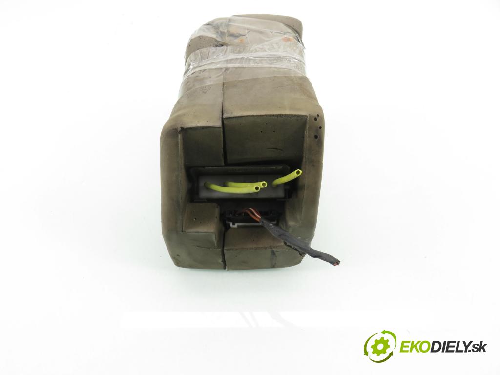 MERCEDES-BENZ KLASA A (W168) HB 1999 60,00 1.4 A 140 82 - M 166.940 1397,00 motorek zámku centrálního 1688000148