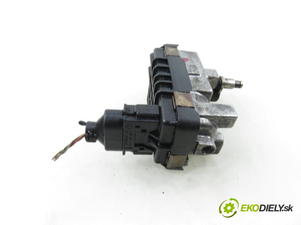 MERCEDES-BENZ KLASA S (W220) SEDAN 2003 191,00 S 400 CDI V8 260 - OM 628.960 3996,00 nastavovač turba 6NW008412 ; 712120 (Motorek ostatní)