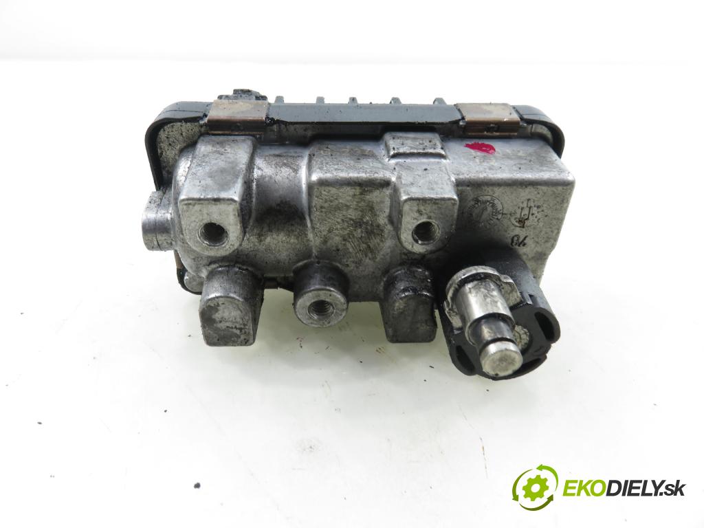 MERCEDES-BENZ KLASA S (W220) SEDAN 2003 191,00 S 400 CDI V8 260 - OM 628.960 3996,00 nastavovač turba 6NW008412 ; 712120 (Motorek ostatní)