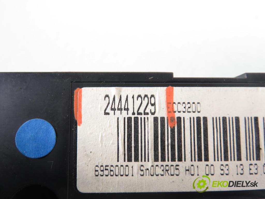 OPEL VECTRA C (Z02) SEDAN 2002 92,00 2.2 DTI 16V 125 - Y 22 DTR 2172,00 Panel topení KLIMATRONIK 24441229